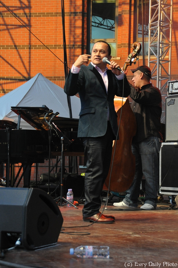 Evry Daily Photo - Fete de la Musique Evry 2010 - Yuri Buenaventura - large - 4735436116.jpg